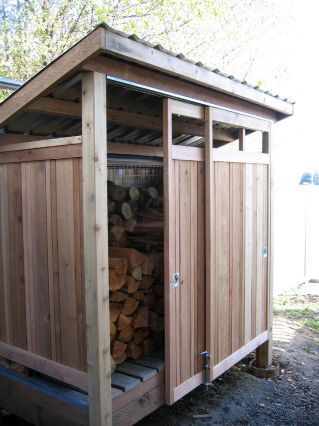Petit hangar pour stocker le bois de chauffage
