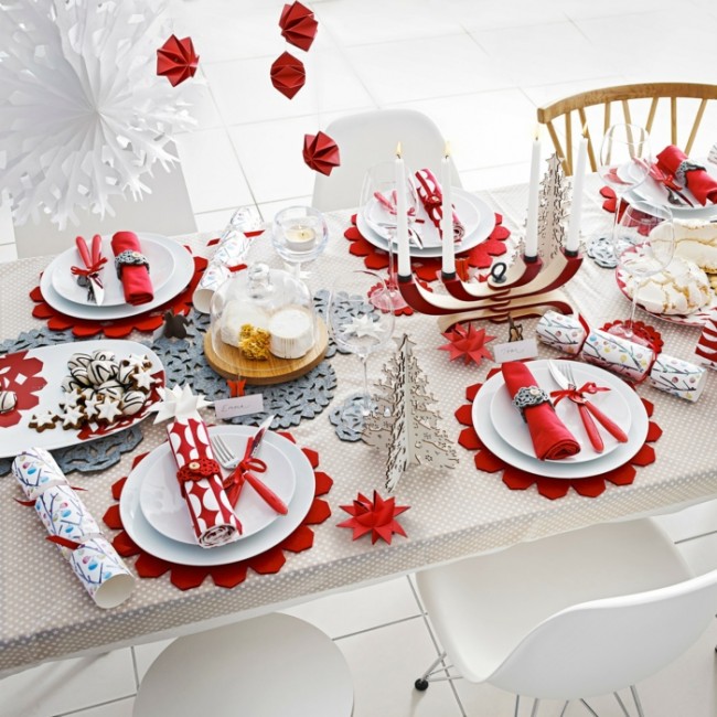 Serviettes rouge et blanc-rouge sur la table du Nouvel An 