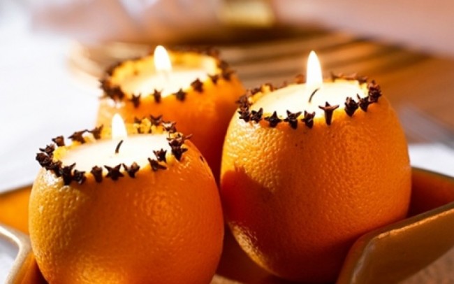 Bougies aux oranges - une décoration festive originale et pertinente de la table du nouvel an 