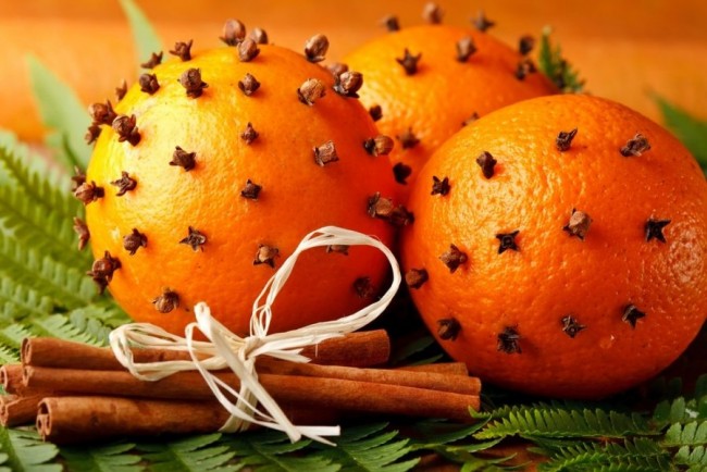 Un habitant des tropiques adorera les nombreux fruits sur la table du Nouvel An 