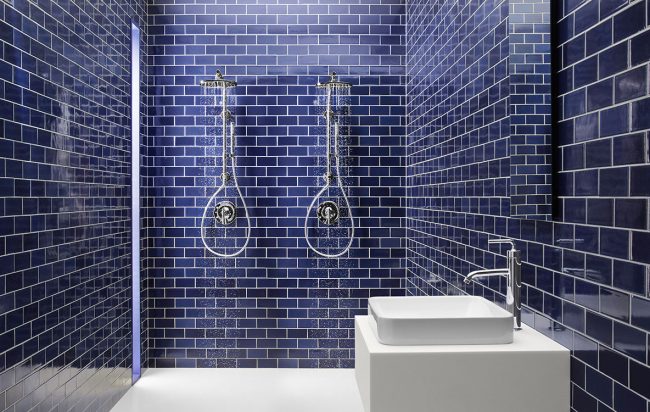 Salle de bain assez spacieuse avec de riches carreaux bleus sur les murs