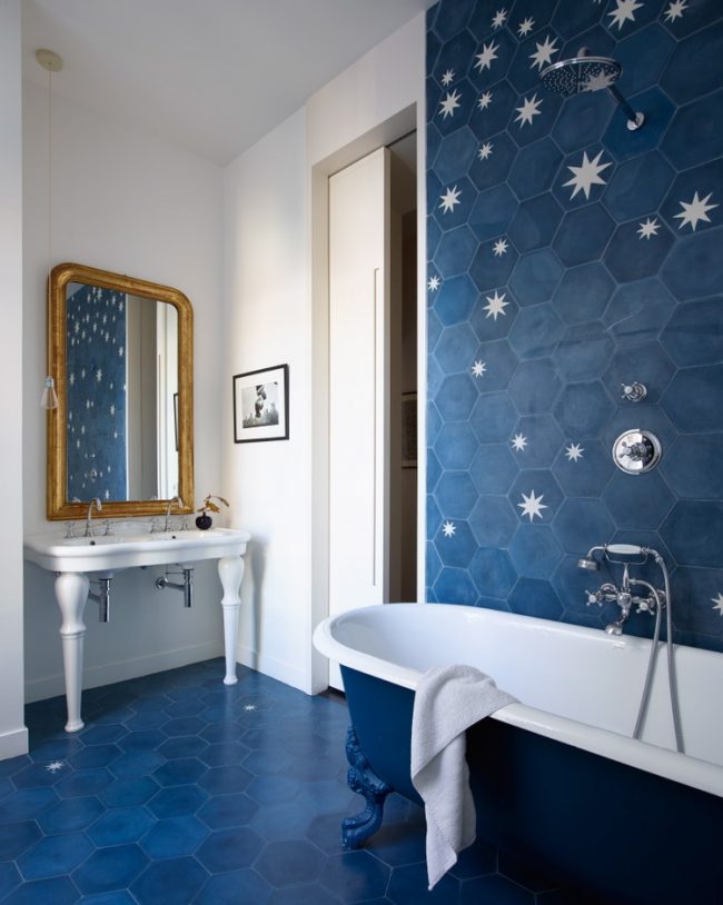 Incroyablement beau jeu de couleurs bleu profond et blanc neige dans une petite salle de bain