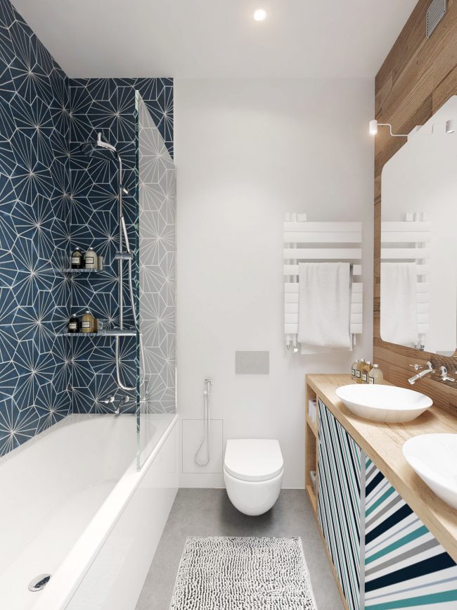 Salle de bain bleue avec des motifs et des ornements originaux qui soutiennent l'ambiance de la pièce