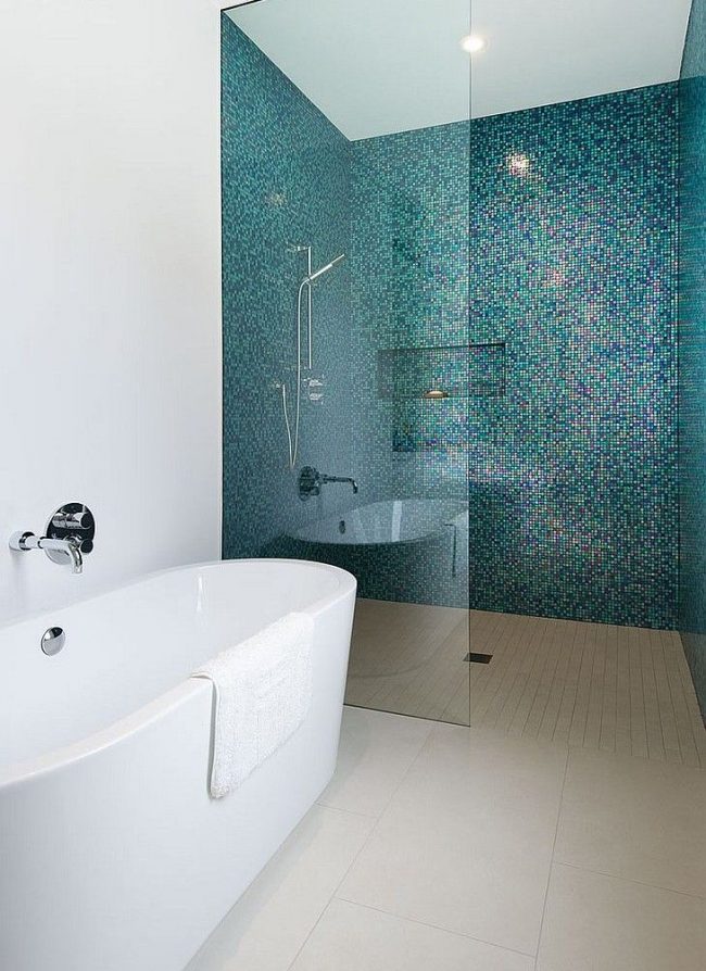 Salle de bain originale avec de petits carreaux de mosaïque de différentes nuances