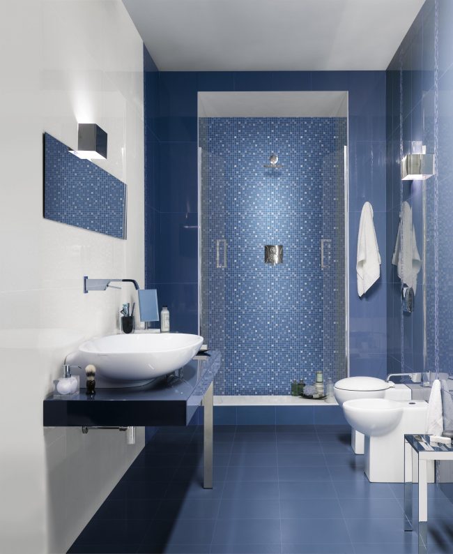 Salle de bain en bleu doux avec douche finement carrelée