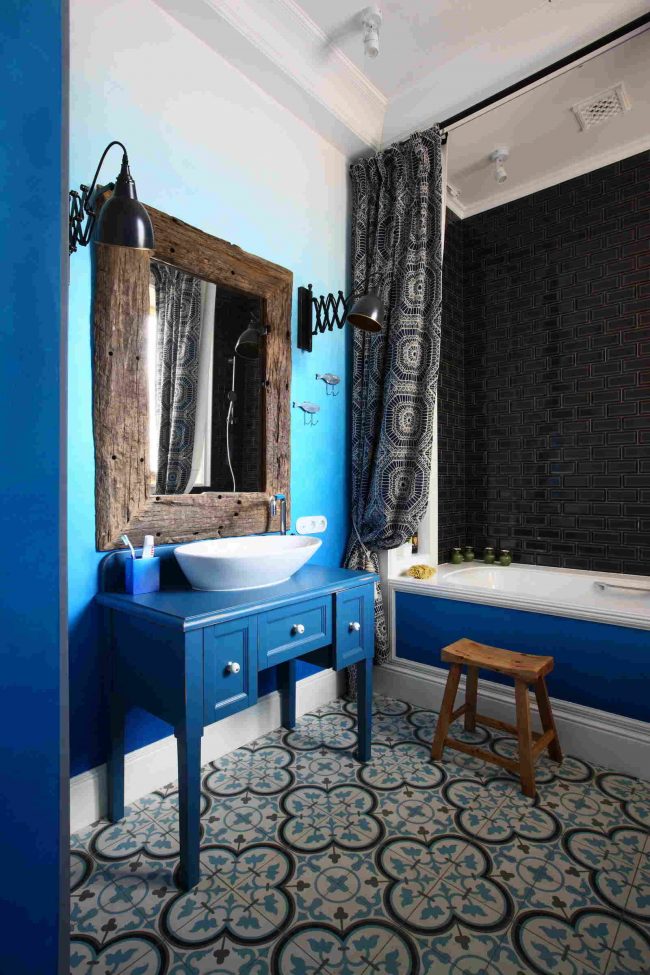 Fabuleuse salle de bain bleue avec carrelage ornemental et mobilier vintage