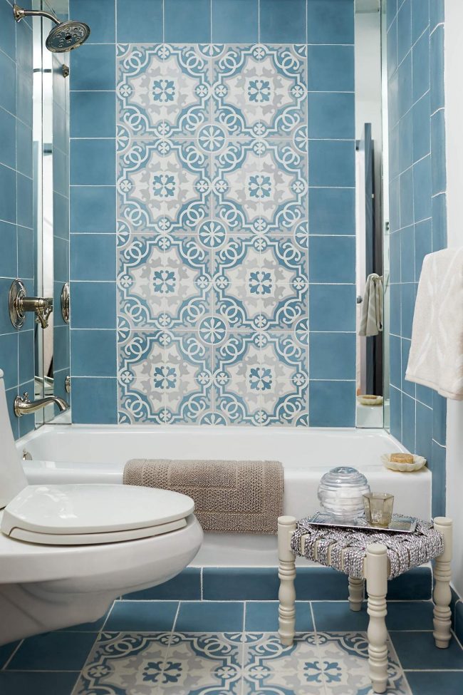 Salle de bain bleue compacte avec inserts de carreaux ornementaux