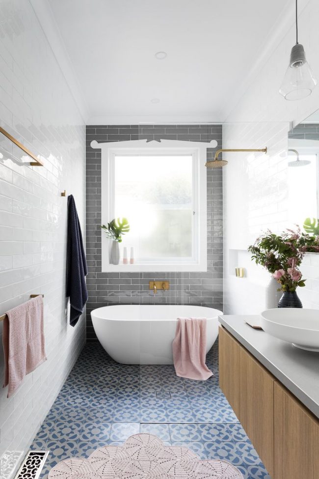 Salle de bain spacieuse et lumineuse avec de délicates nuances de rose