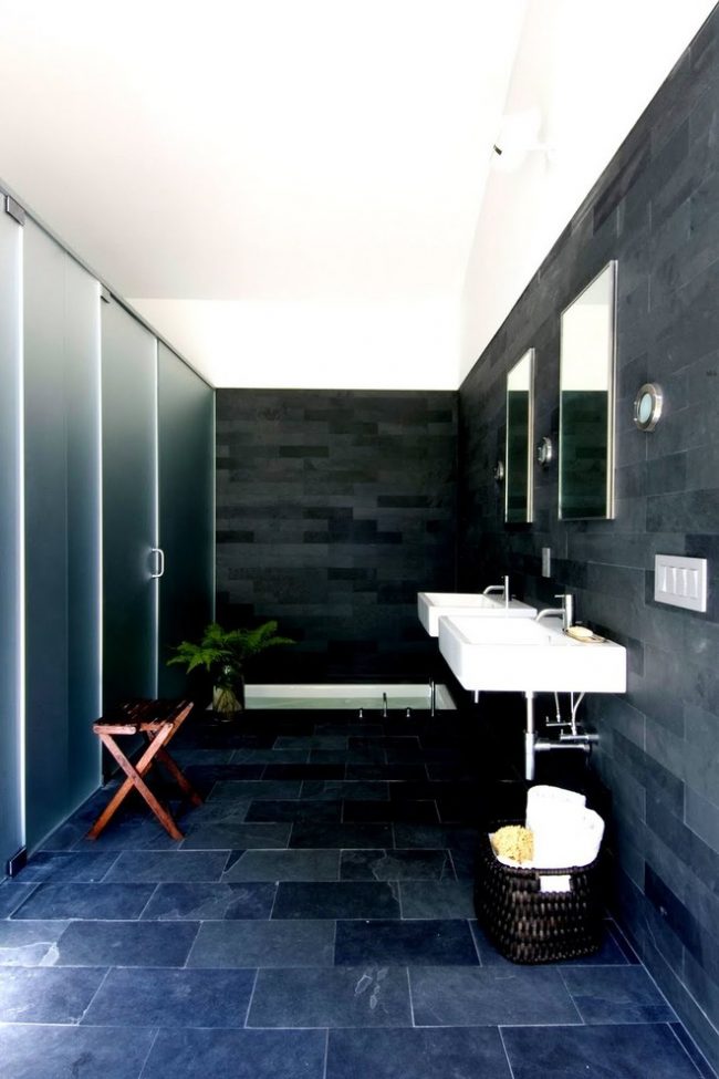 Une solution audacieuse pour une salle de bain aux tons bleu foncé avec un plafond blanc comme neige