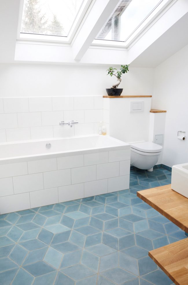 Salle de bain spacieuse et minimaliste avec des carreaux géométriques en bleu pastel