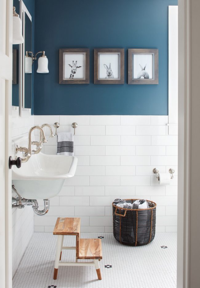 Salle de bain bleue avec des accents sur le mobilier et la décoration en bois