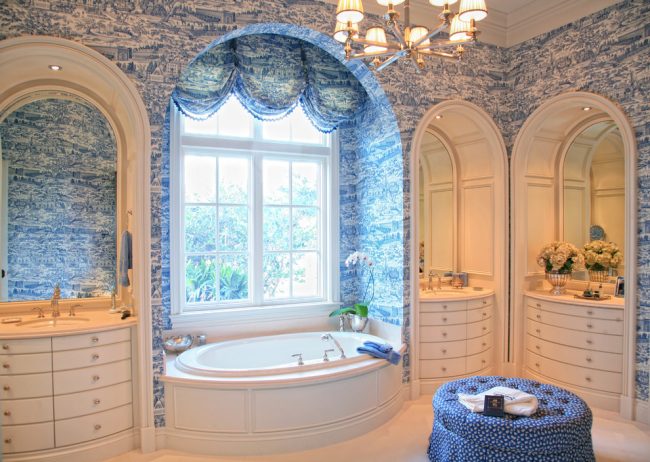 Le bleu est parfait pour les salles de bains classiques et victoriennes