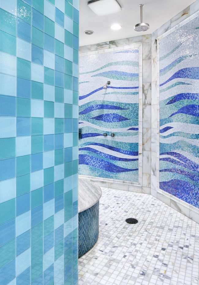 Carreaux de mosaïque inhabituels dans un bain bleu
