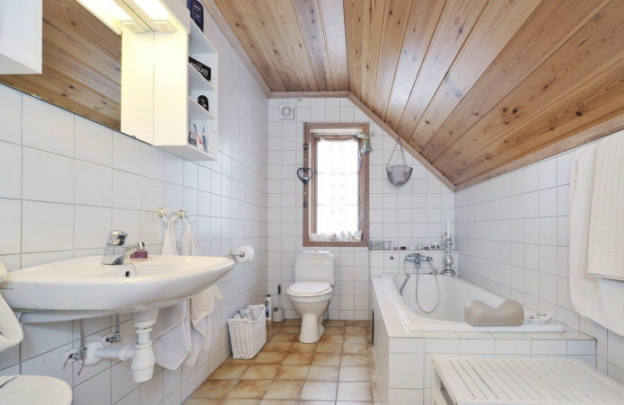 plafond en bois dans la salle de bain à l'étage du grenier
