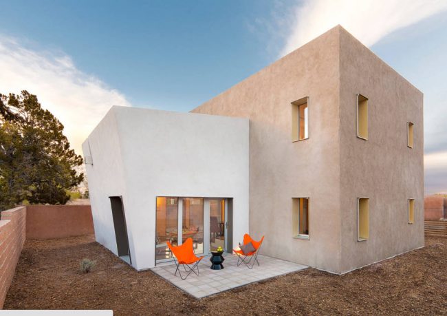 Maison dans le style du minimalisme avec une terrasse fermée