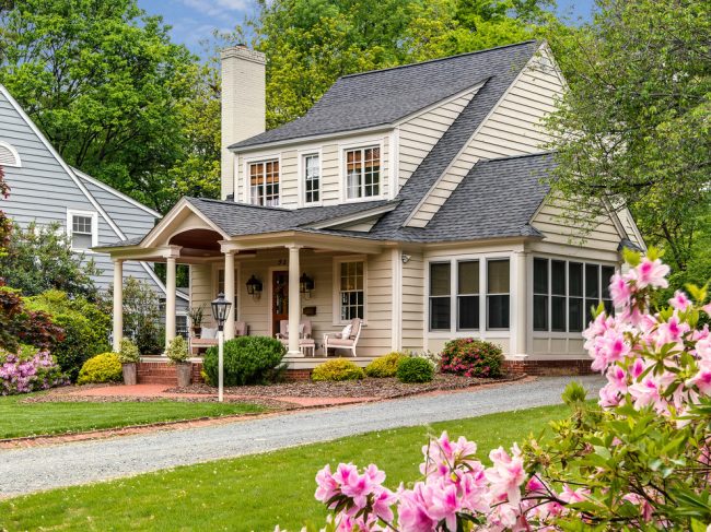 Belle maison beige avec une terrasse confortable