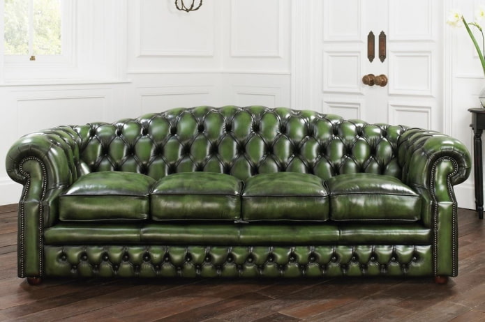 canapé avec revêtement en cuir vert à l'intérieur