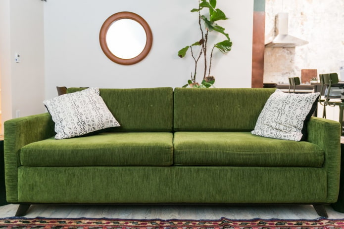 canapé avec revêtement en tissu vert à l'intérieur