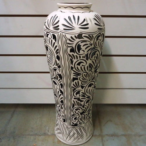vase sculpté