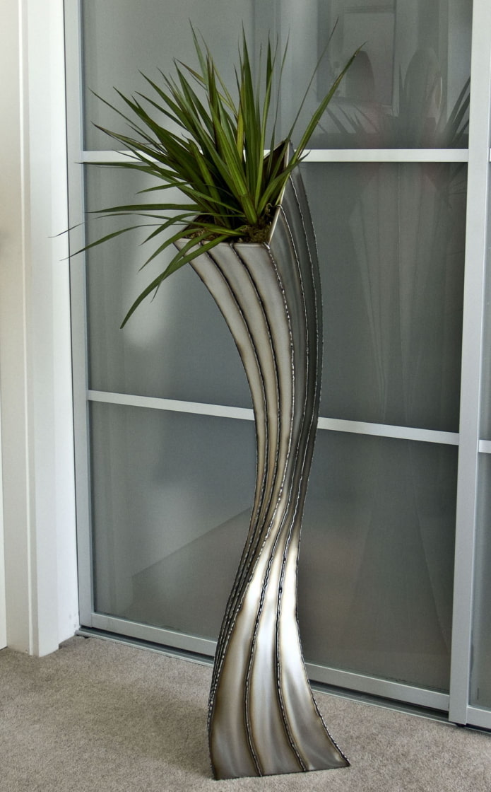 vase en métal de forme inhabituelle