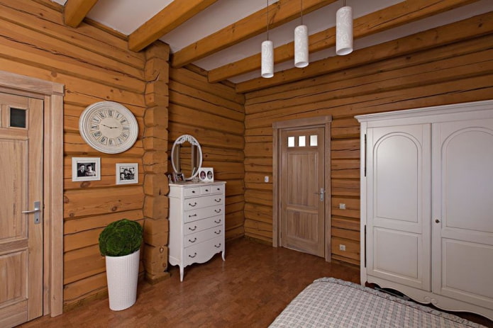 Portes en bois de style provençal dans la chambre