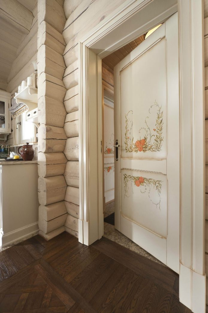 portes peintes dans un intérieur de style provençal