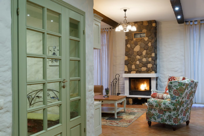 portes vertes à l'intérieur dans le style provençal