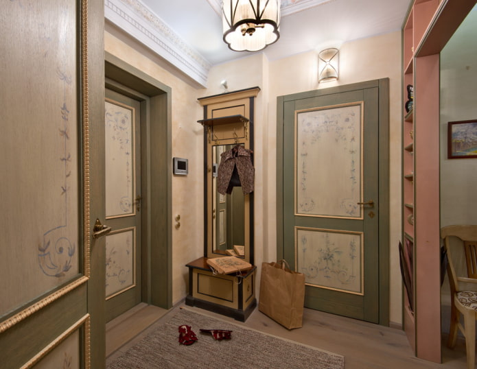 portes avec un ornement dans le couloir dans le style provençal