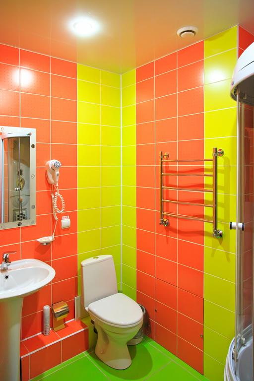 salle de bain dans les tons rouge-vert