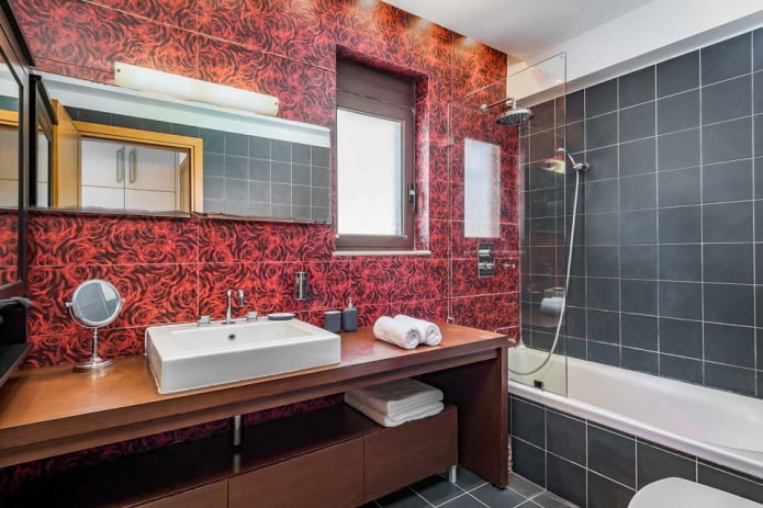 salle de bain dans les tons noir et rouge