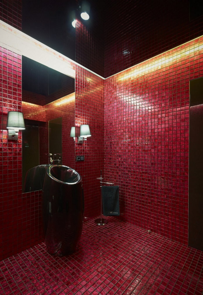 salle de bain dans les tons rouges