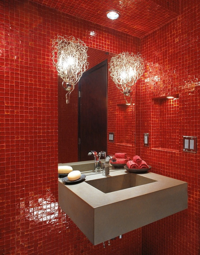 ameublement de salle de bain dans les tons de rouge