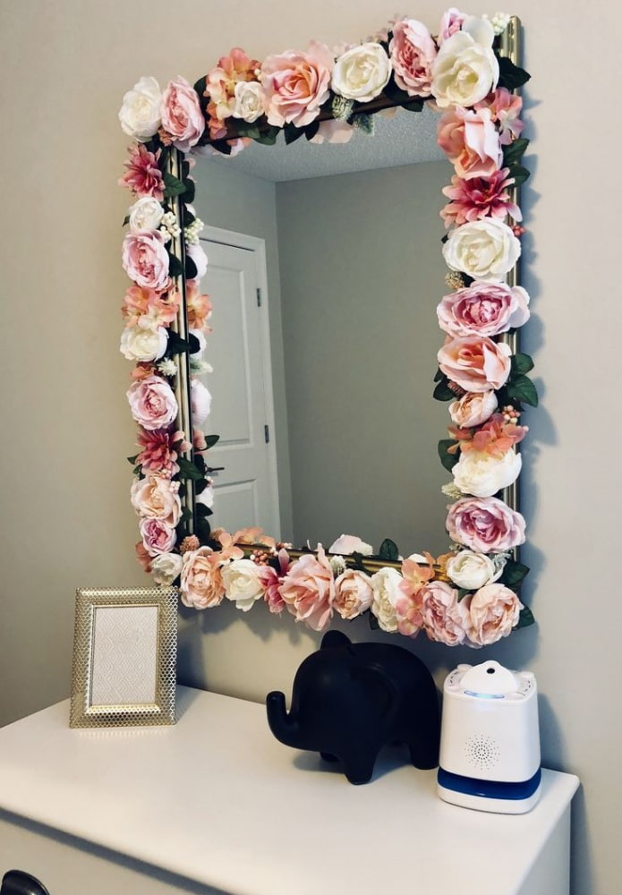 miroir décoré de fleurs à l'intérieur