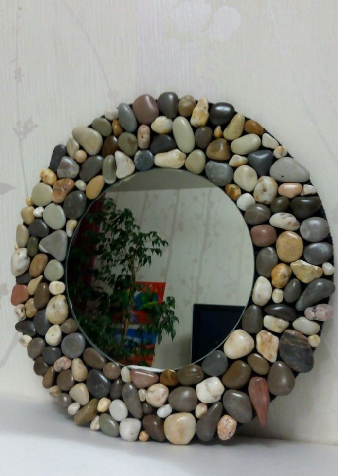 miroir décoré de pierres