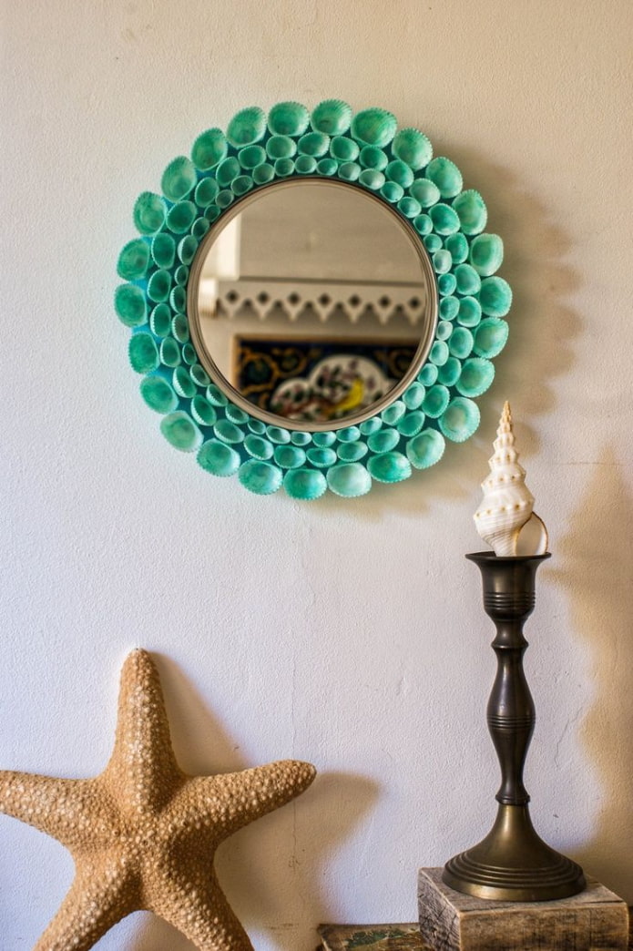 miroir décoré de coquillages 