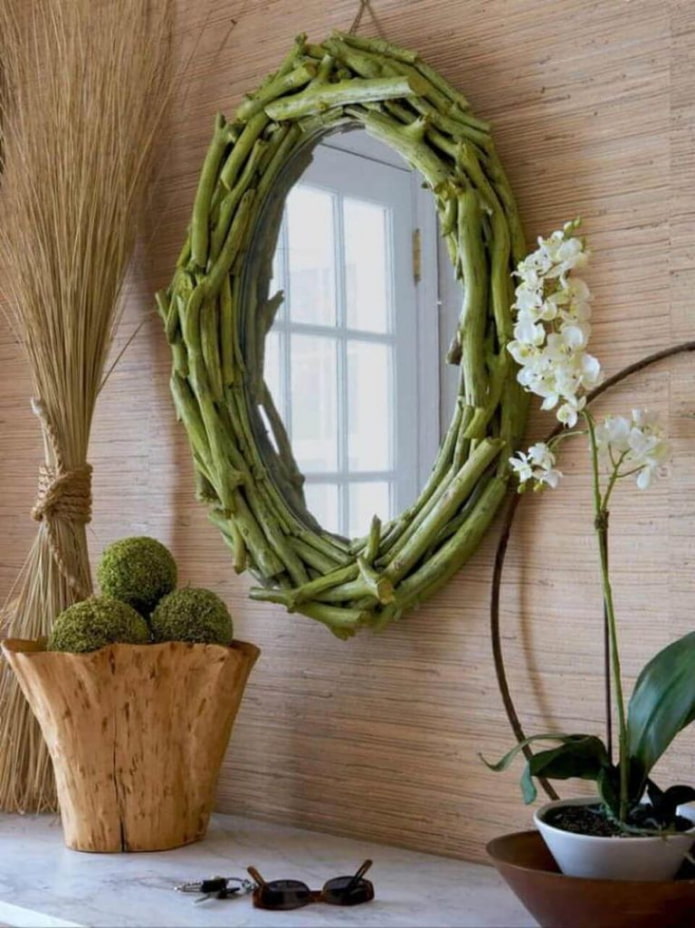 miroir décoré de branches d'arbres
