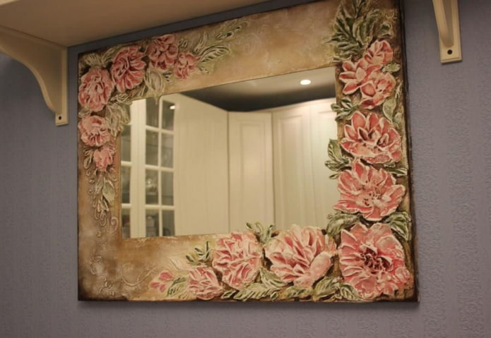 miroir décoré de plâtre