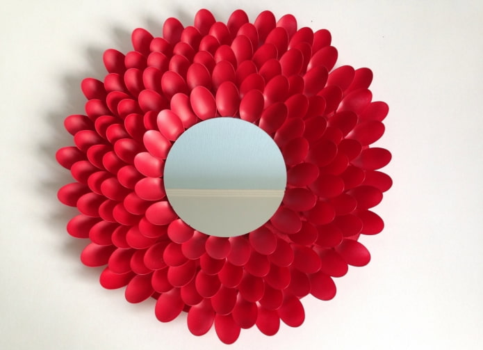 miroir décoré de cuillères en plastique 