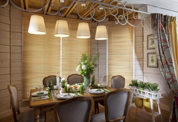 Intérieur de salle à manger de style provençal dans une maison de campagne 