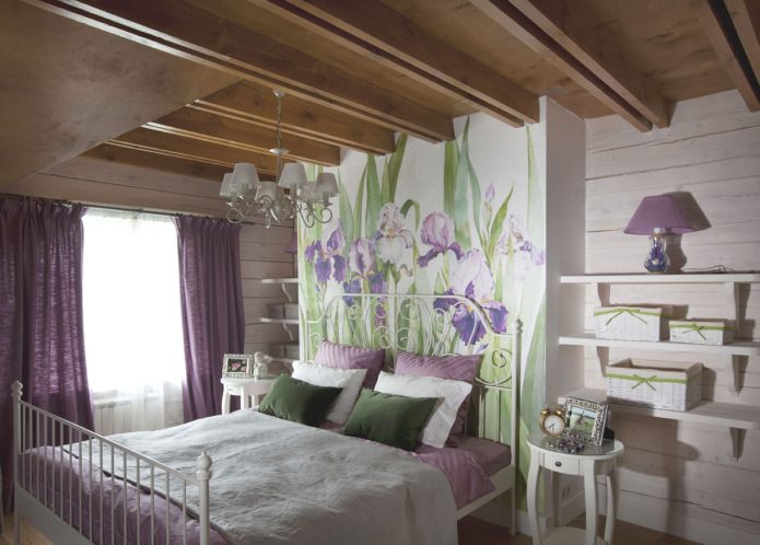 chambre à coucher avec des iris dans la conception de maison de style provençal