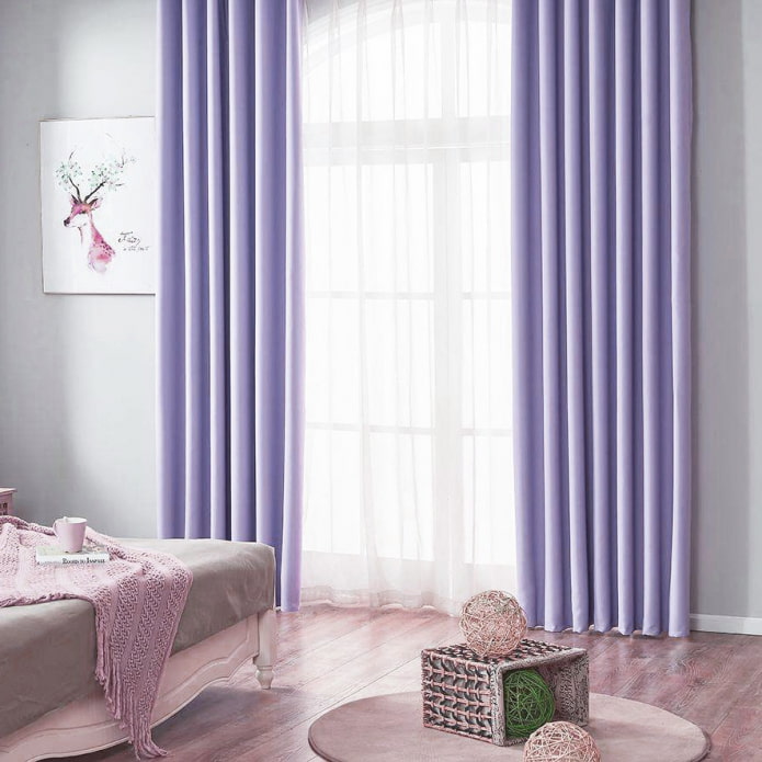 longs rideaux de couleur lilas