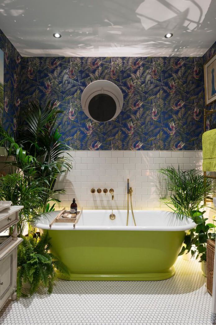 salle de bain décorée de papier peint