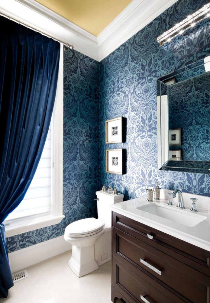 papier peint bleu dans la salle de bain