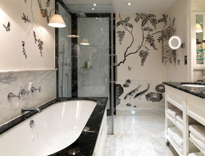 papier peint noir et blanc avec un motif dans la salle de bain