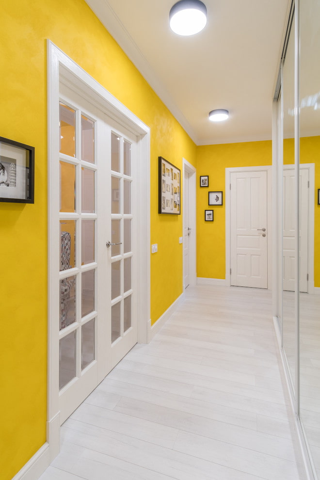 plâtre jaune à l'intérieur du couloir