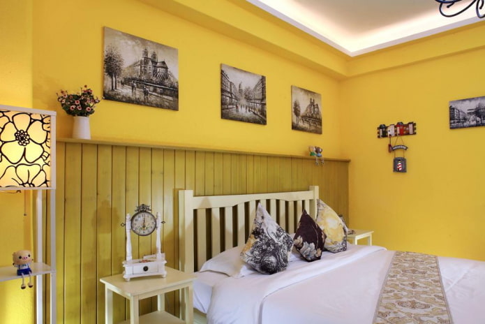 décoration et éclairage à l'intérieur de la chambre dans des tons jaunes