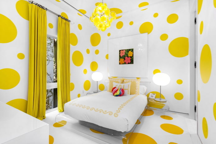 décoration et éclairage à l'intérieur de la chambre dans des tons jaunes
