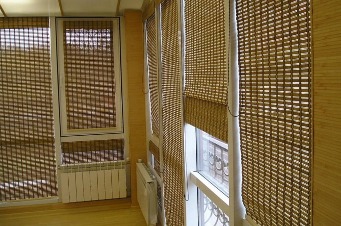 rideaux en bambou sur la loggia