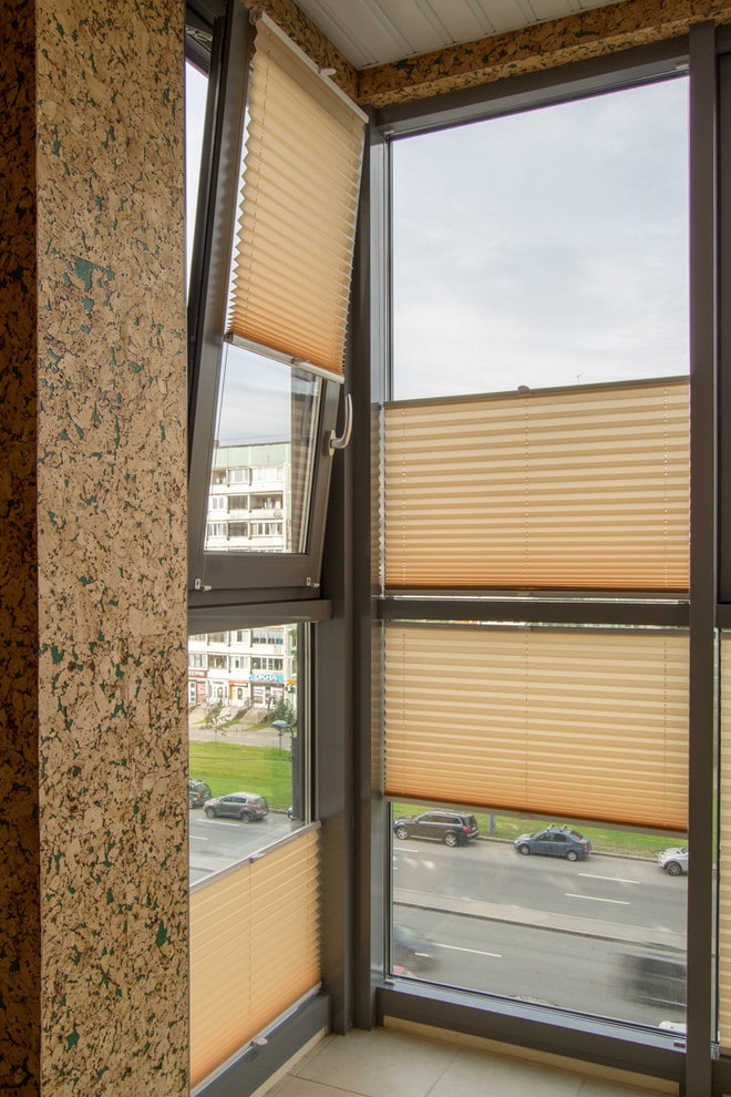 stores plissés sur le balcon avec vitrage panoramique