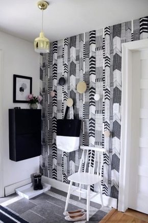 Conception de couloir dans un appartement avec papier peint combiné